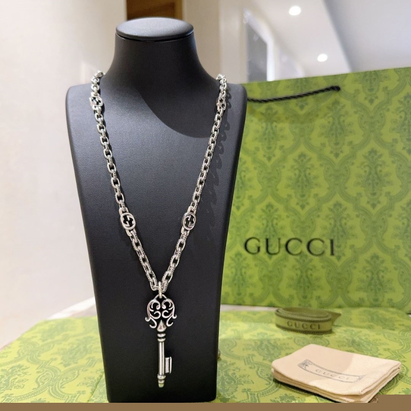 G*u*i necklaces